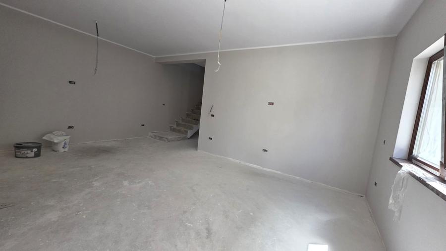 Duplex cu 5 camere cu Canalizare în Dumbrăvița