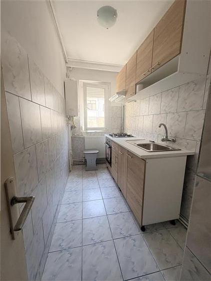 Apartament cu 3 camere semidecomandat în Est