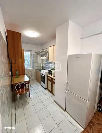 Apartament cu 3 camere semidecomandat în Central