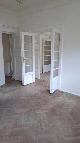 Apartament cu 3 camere semidecomandat în Tineretului