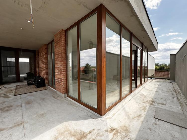 Apartament cu 3 camere decomandat în Fratelia