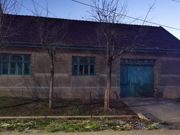 Casă cu 4 camere în Slatina-Nera