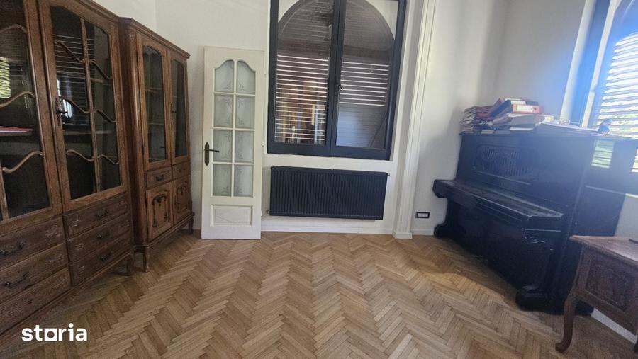 Casă cu 5 camere cu Teren 987 Mp în Moșilor