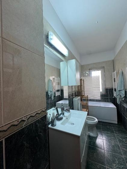 Apartament cu 3 camere semidecomandat, mobilat în Decebal