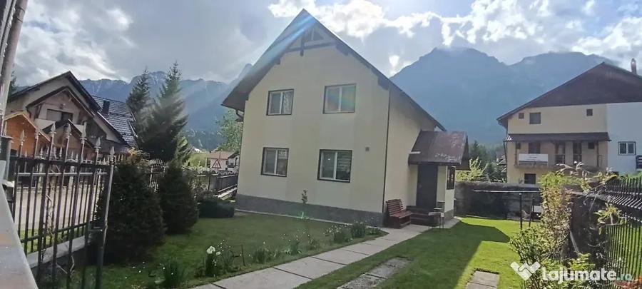 Casă cu 7 camere cu Teren 300 Mp în Central