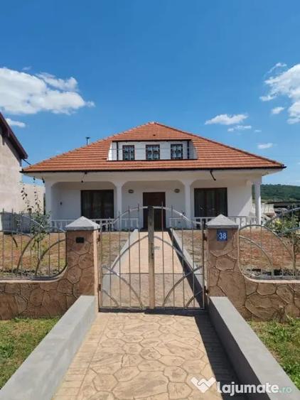Casă cu 7 camere cu Teren 1000 Mp în Văleni