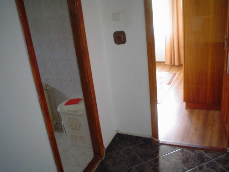 inchiriez apartament 2 camere ,decomandat, amenajat, etajul 2 - 4