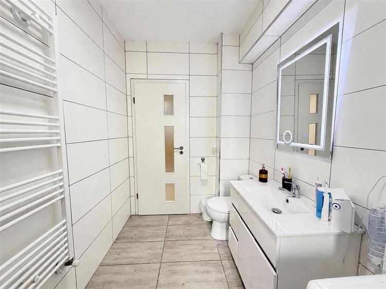 Apartament cu 3 camere decomandat, mobilat în Turnișor