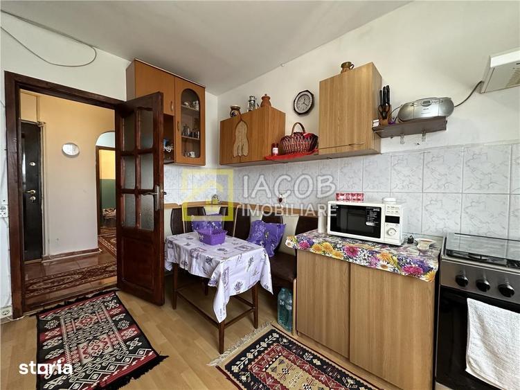 Apartament cu 3 camere decomandat în Republicii