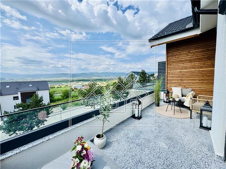 Penthouse cu 4 camere semidecomandat în Exterior Vest