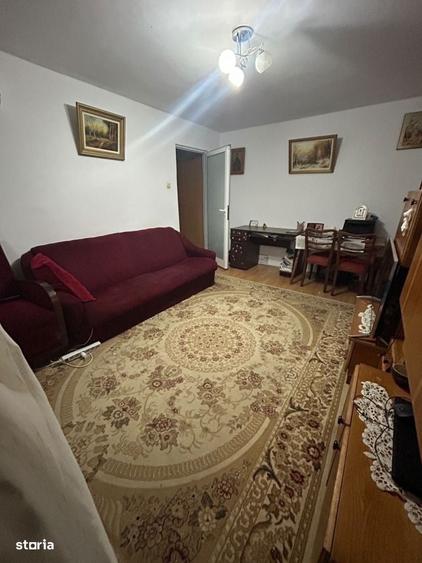 Apartament cu 3 camere semidecomandat în Ciupercenii Noi