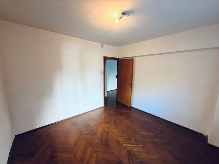 Apartament cu 4 camere decomandat în Moșilor