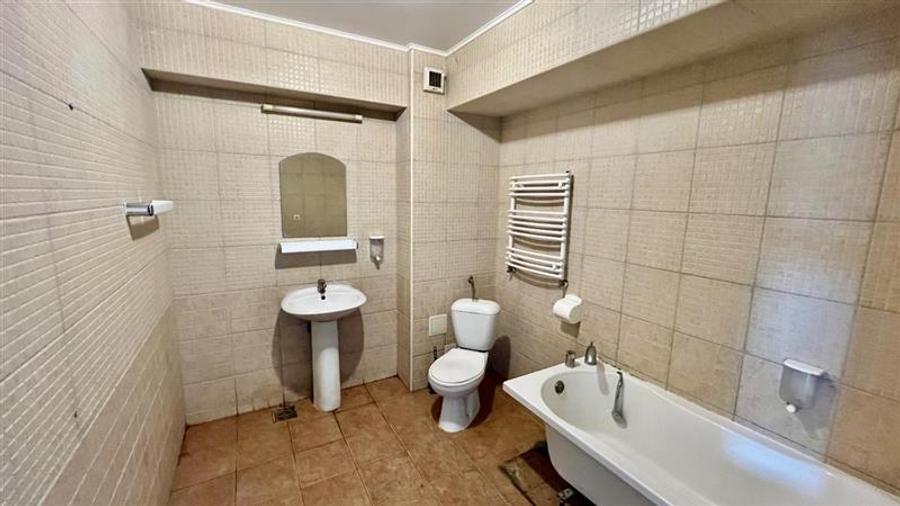 Birou, de 2,490 mp, în Central