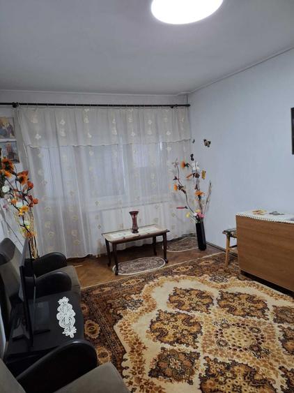 Apartament cu 3 camere semidecomandat în Central