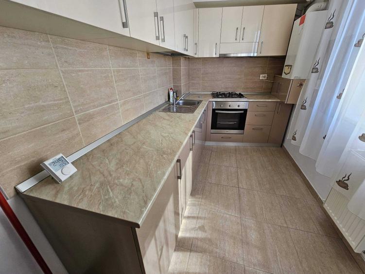 Apartament cu 3 camere semidecomandat în 13 Septembrie