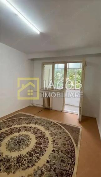 Apartament cu 3 camere semidecomandat în Milcov