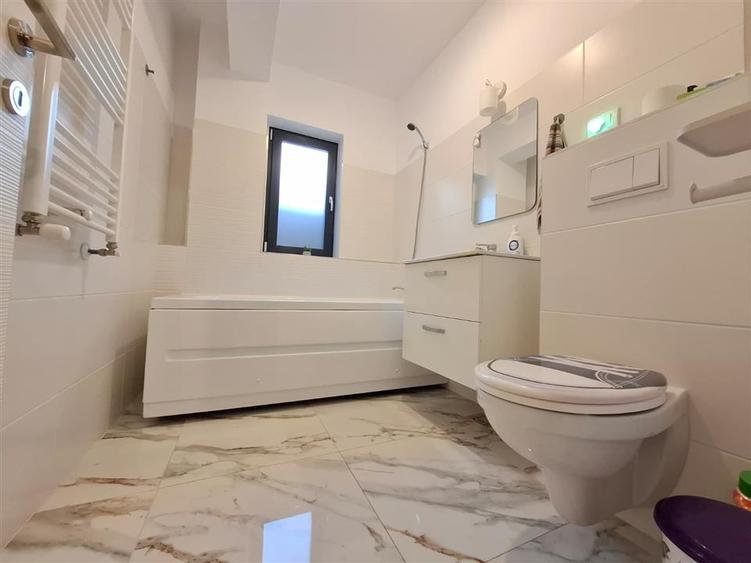 Apartament cu 2 camere semidecomandat, mobilat în Bucium