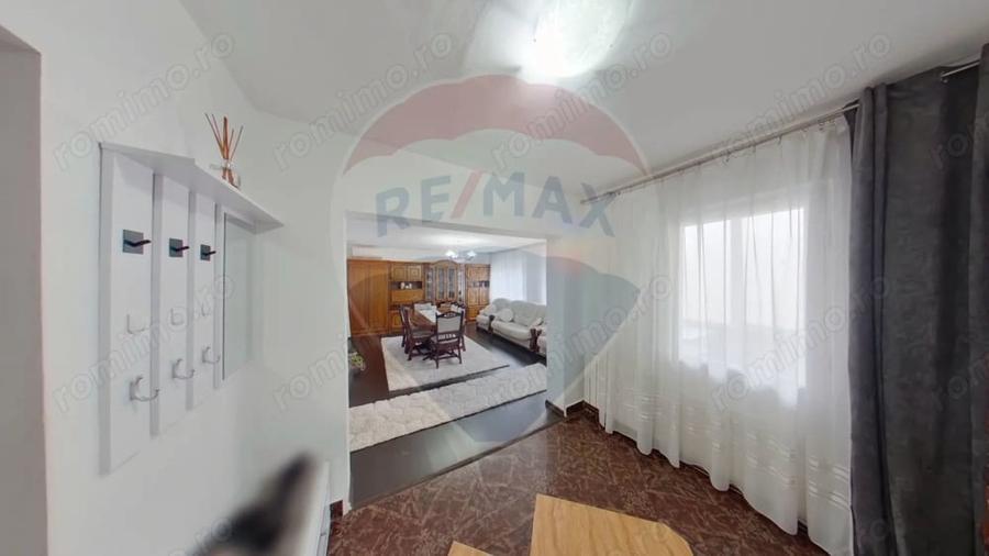Apartament cu 4 camere decomandat în Central