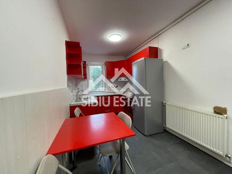 Apartament cu 3 camere semidecomandat, mobilat în Hipodrom 3