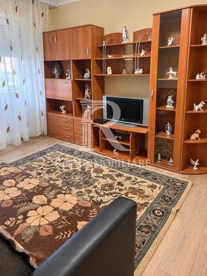 Apartament cu 3 camere semidecomandat, mobilat în Central