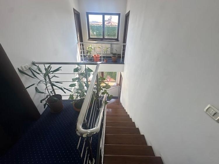 Casă individuală cu 12 camere cu Canalizare în Capitale