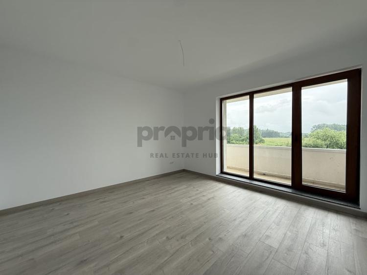 Apartament cu 3 camere decomandat în Tractorul
