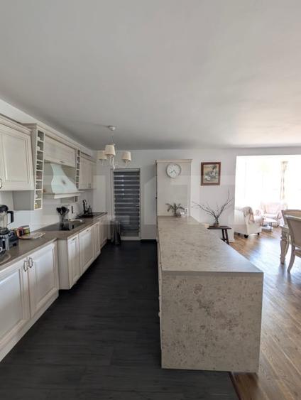Apartament cu 4 camere semidecomandat, mobilat în Florești
