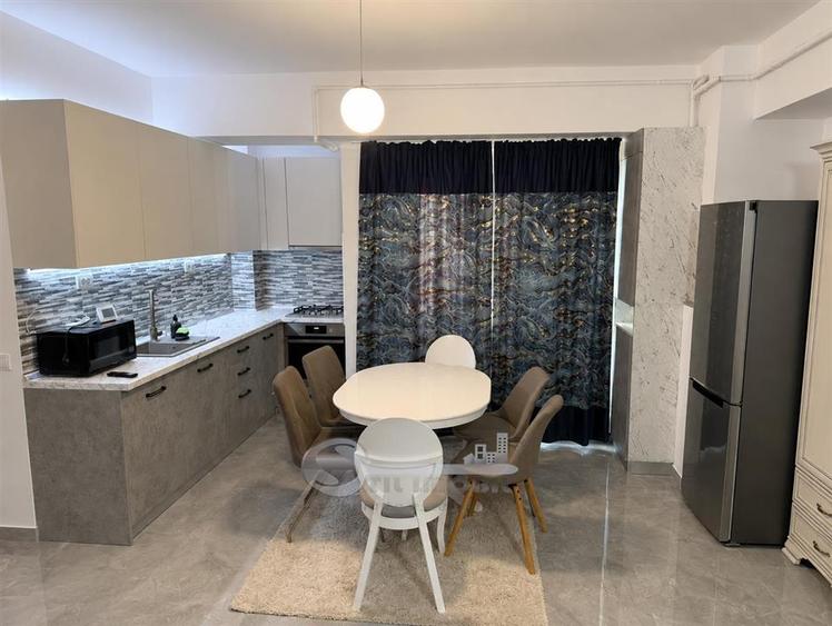 Apartament cu 3 camere decomandat în Palat