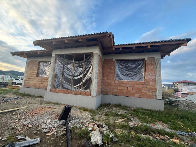 Casă cu 3 camere în Sânpetru