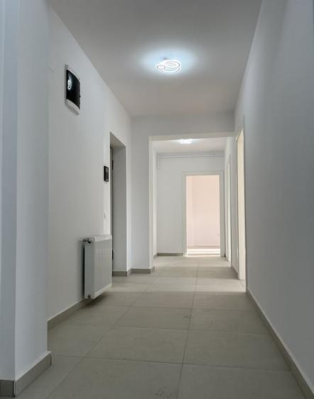 Apartament cu 3 camere decomandat în Tractorul