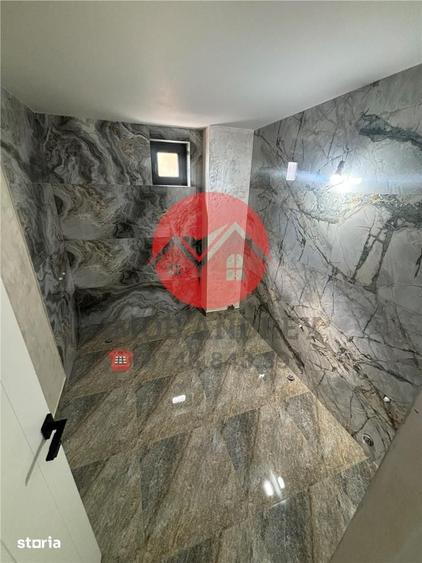 Casă cu 8 camere cu Teren 300 Mp în Central
