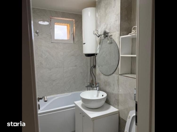 Apartament cu 3 camere semidecomandat, mobilat în Tei