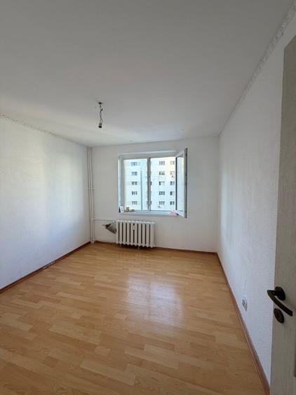 Apartament cu 3 camere decomandat în Basarabia