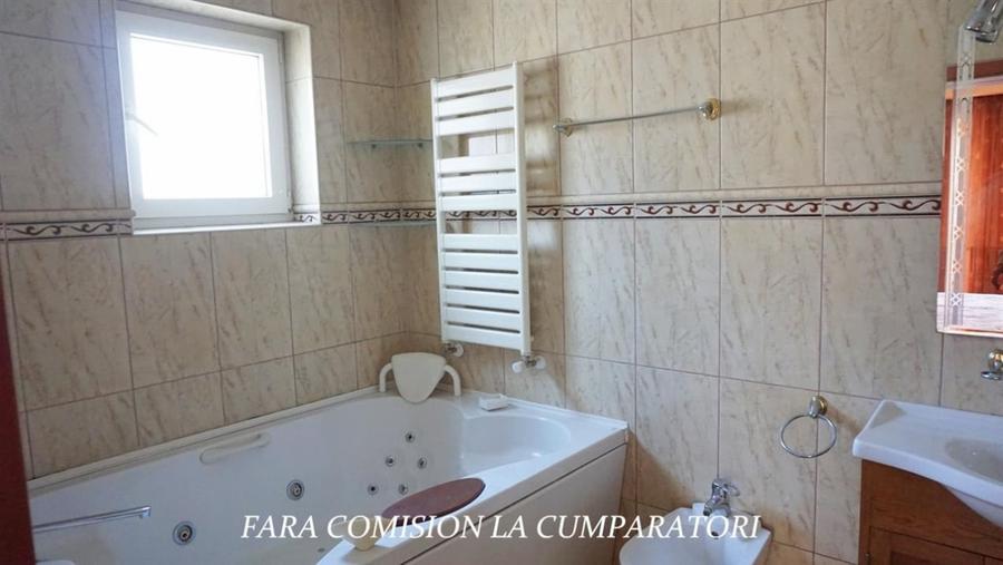 Casă individuală cu 12 camere cu Piscina în Călimănești
