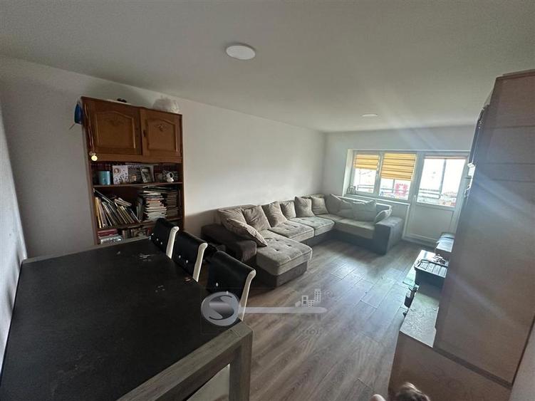 Apartament cu 4 camere decomandat în Nicolina