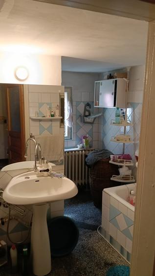 Casă cu 6 camere cu Canalizare în Central