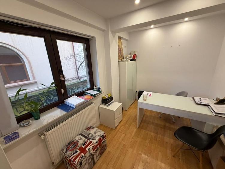 Apartament cu 3 camere semidecomandat în Dorobanți