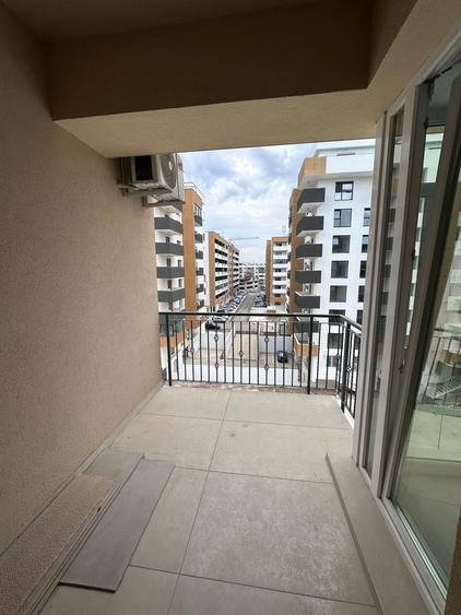 Apartament cu 3 camere semidecomandat în Berceni