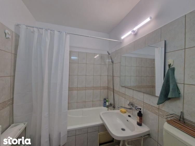 Apartament cu 2 camere semidecomandat, mobilat în Tei