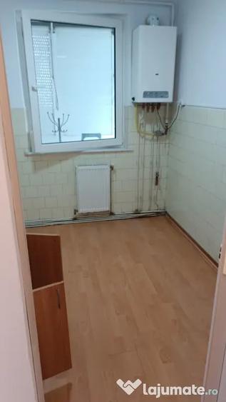 Apartament cu 3 camere semidecomandat în Micro 4
