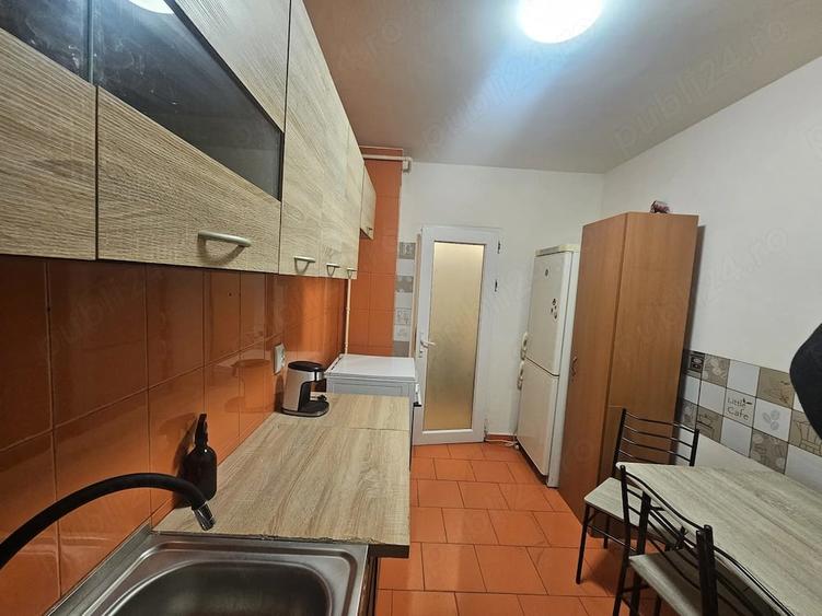 Apartament cu 3 camere decomandat în Astra