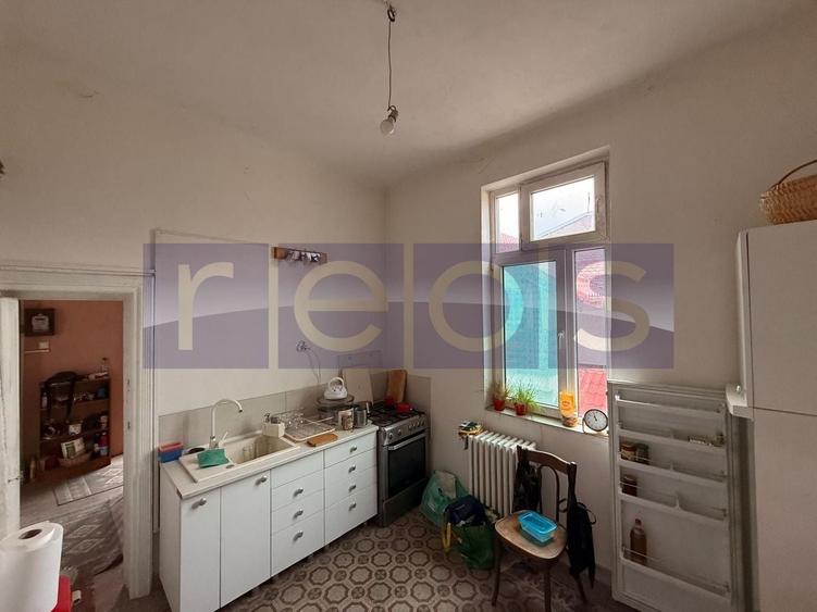 Casă individuală cu 6 camere cu Canalizare în Vitan