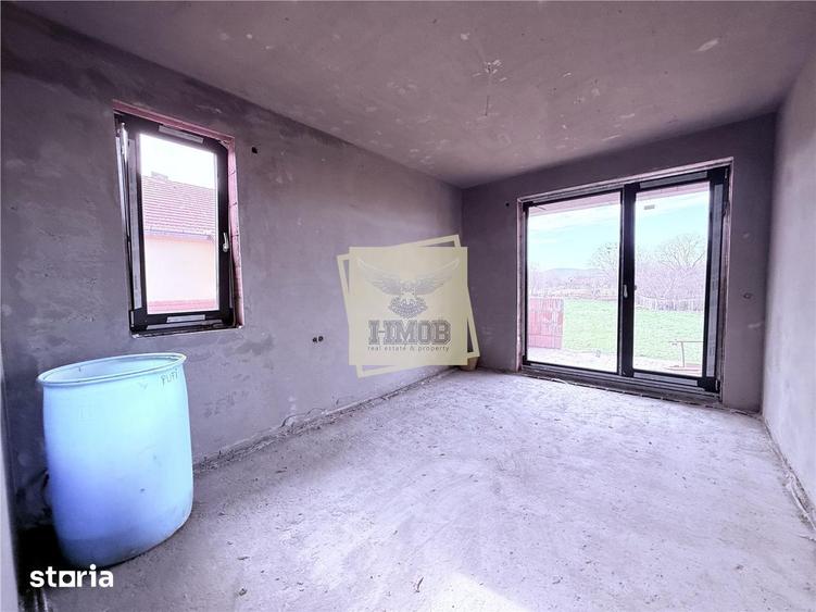 Casă cu 5 camere cu Teren 478 Mp în Cristian