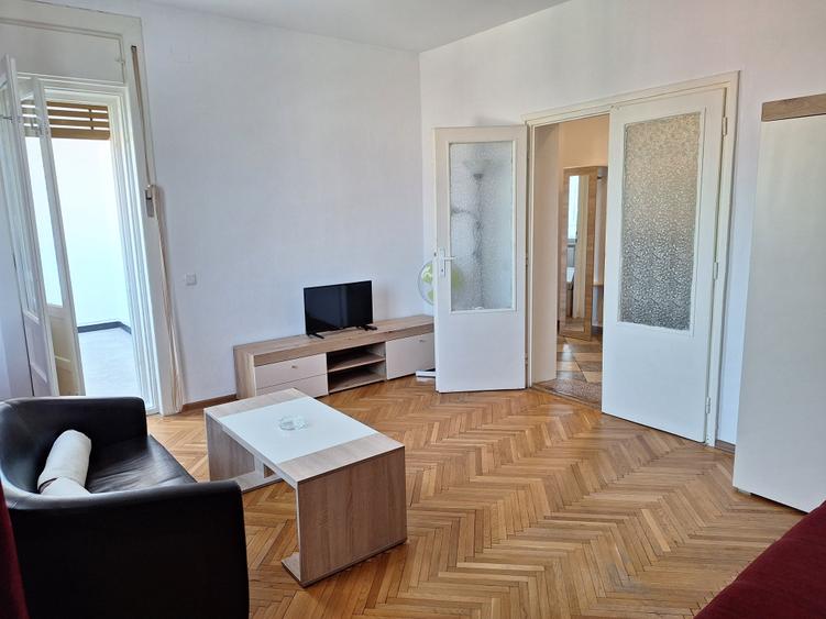 Apartament cu 3 camere semidecomandat, mobilat în Take Ionescu