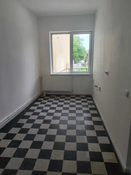 Casă individuală cu 7 camere cu Canalizare în Semicentral