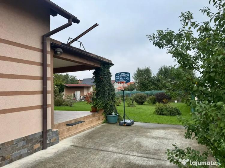 Casă cu 5 camere cu Teren 1000 Mp în Săsar