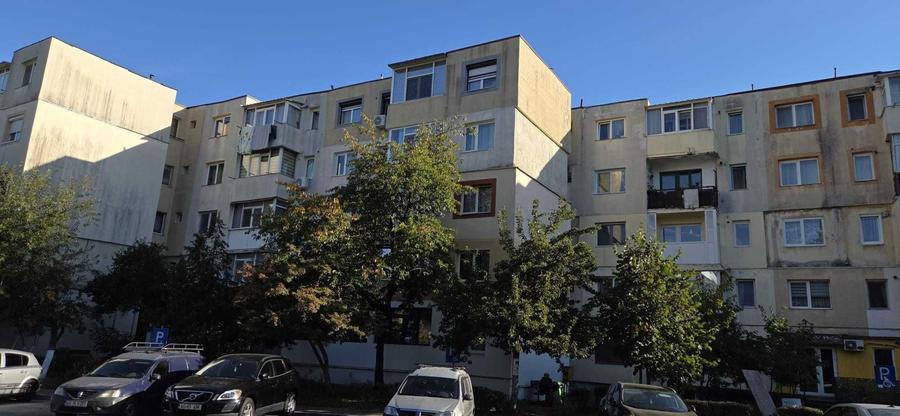 Apartament cu 3 camere semidecomandat în Găvana
