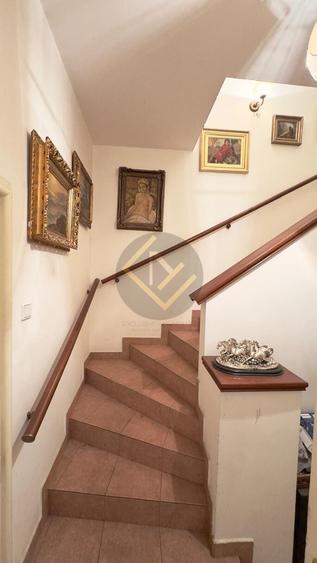 Casă individuală cu 10 camere cu Teren 570 Mp în Domenii