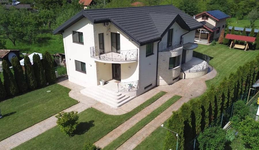 Casă cu Teren 1042 Mp în Cornu