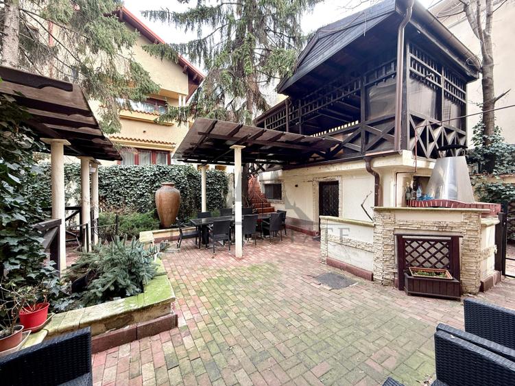Apartament cu 10 camere decomandat, mobilat în Capitale